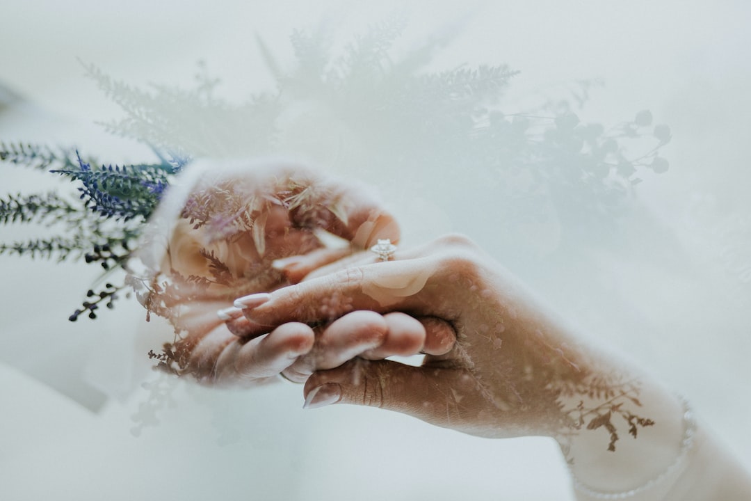 Il tocco personale per il tuo giorno speciale: Incisione degli anelli di matrimonio