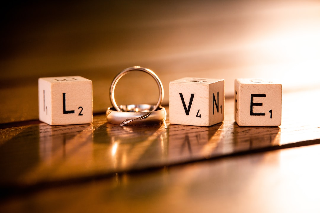 Scopri come scegliere gli anelli di matrimonio: il significato dei materiali