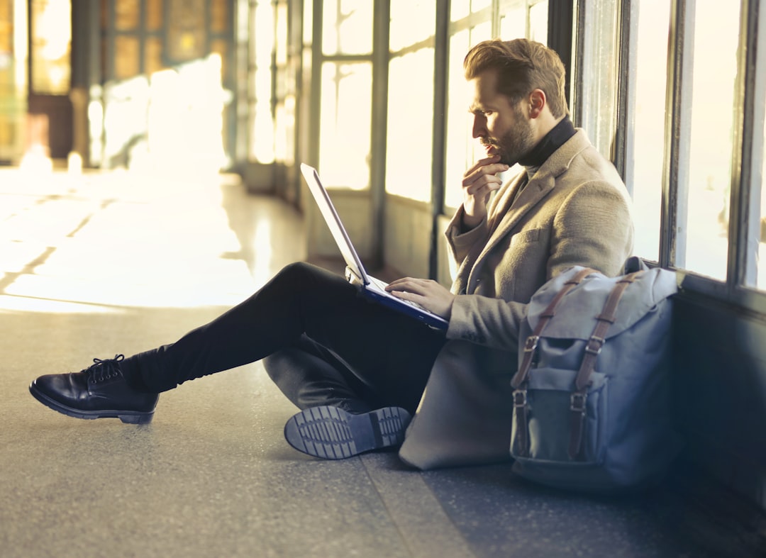 Come scegliere l’abito da sposo perfetto: guida completa