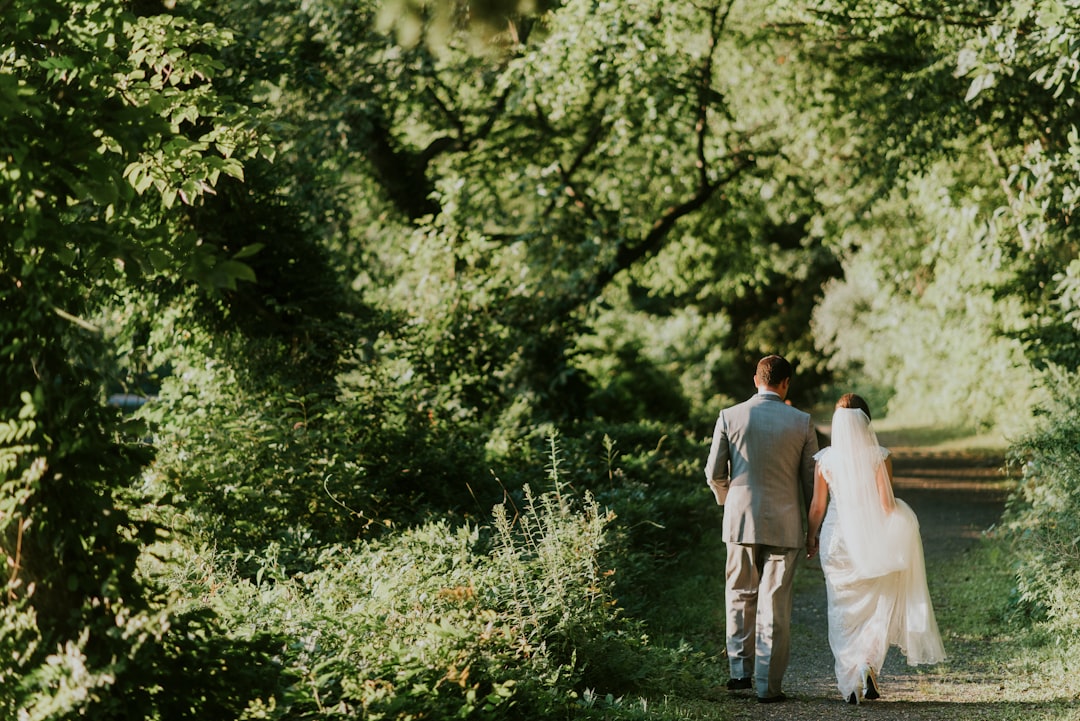 Guide di stile per l’abito da sposo: come abbinarlo alla sposa per un look perfetto