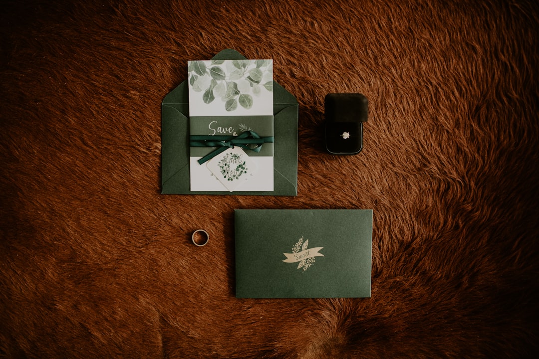 Guida completa agli inviti di matrimonio: come sceglierli e creare il design perfetto