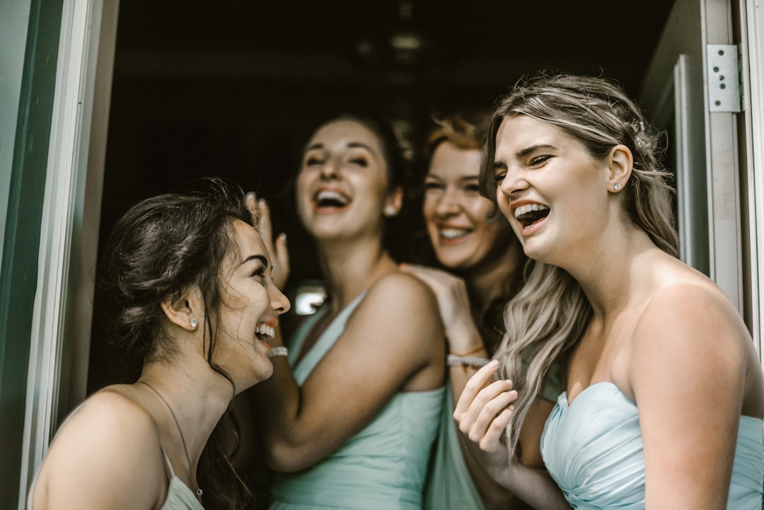 Guida completa: come scegliere l’abito perfetto per le damigelle