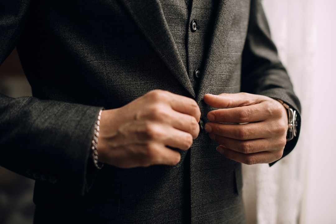 Guida all’acquisto dell’abito da sposo ideale: consigli e suggerimenti