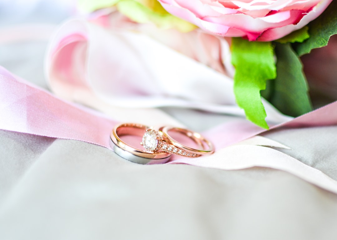 Guida completa all’acquisto degli anelli matrimonio: come scegliere l’anello perfetto