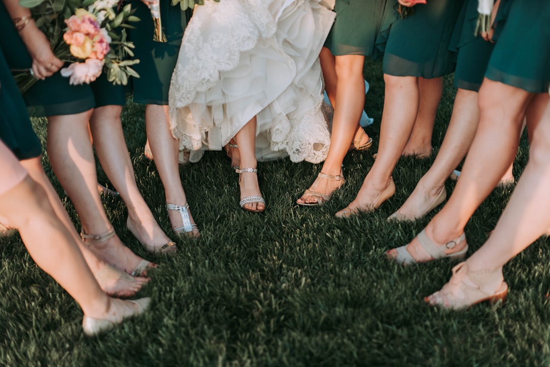 Guida completa alle damigelle: ruolo e scelta degli abiti per il matrimonio