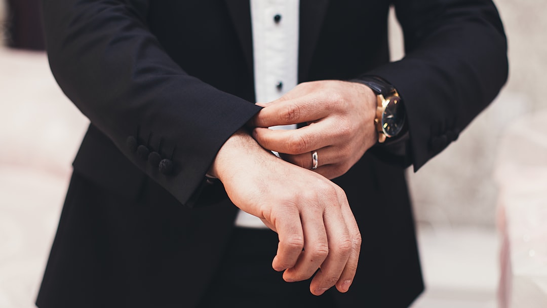 Come scegliere l’abito da sposo perfetto: consigli e suggerimenti per trovare il look ideale