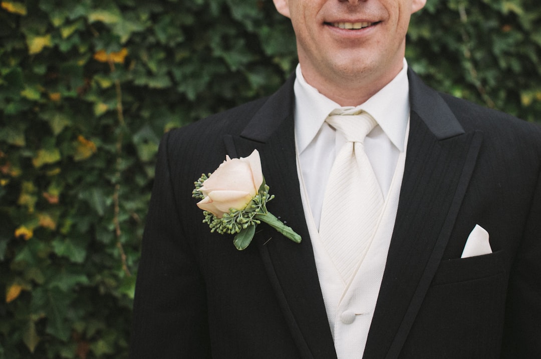 Guida completa: come scegliere l’abito da sposo perfetto per il tuo matrimonio