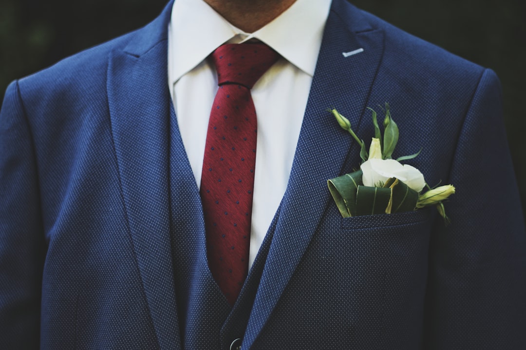 Guida agli stili e tendenze dell’abito da sposo perfetto: scegli il look ideale per il grande giorno