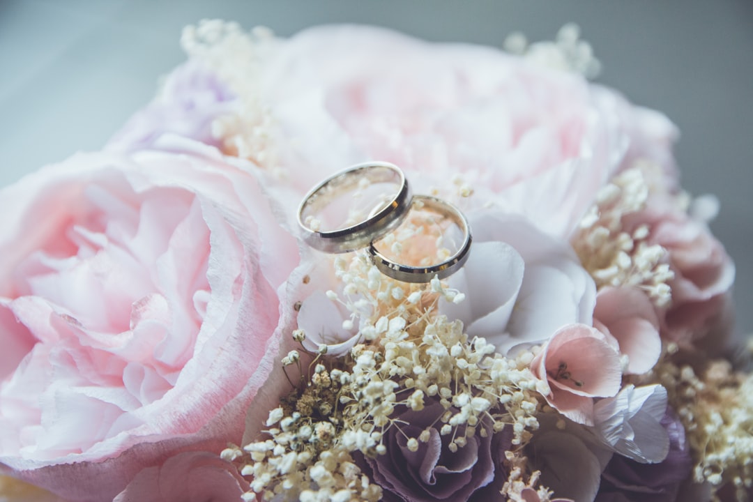 Guida all’acquisto di anelli matrimonio: come scegliere il modello perfetto per il tuo matrimonio