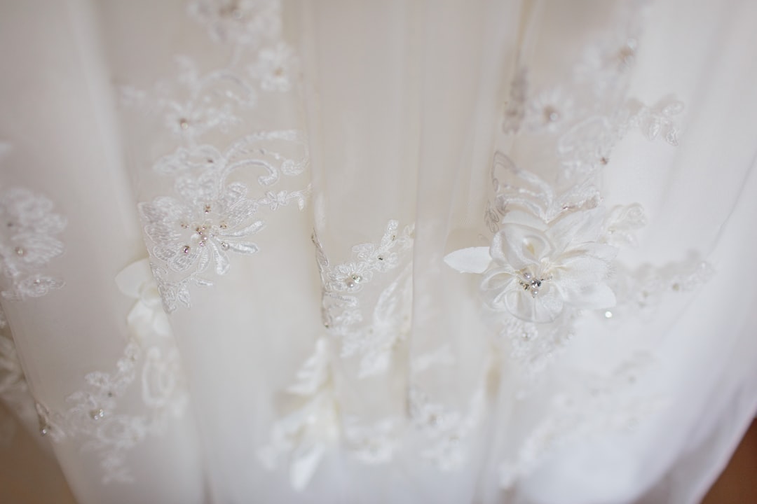 Guida alle ultime tendenze e consigli per l’abito da sposa perfetto: scopri come scegliere il vestito ideale per il tuo grande giorno