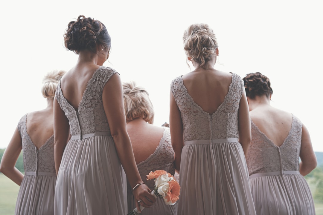 Abiti da damigella: l’eleganza per un matrimonio da sogno