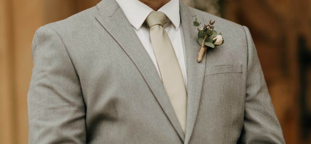 Guida definitiva alla scelta dell’abito da sposo perfetto: consigli e idee per un look indimenticabile